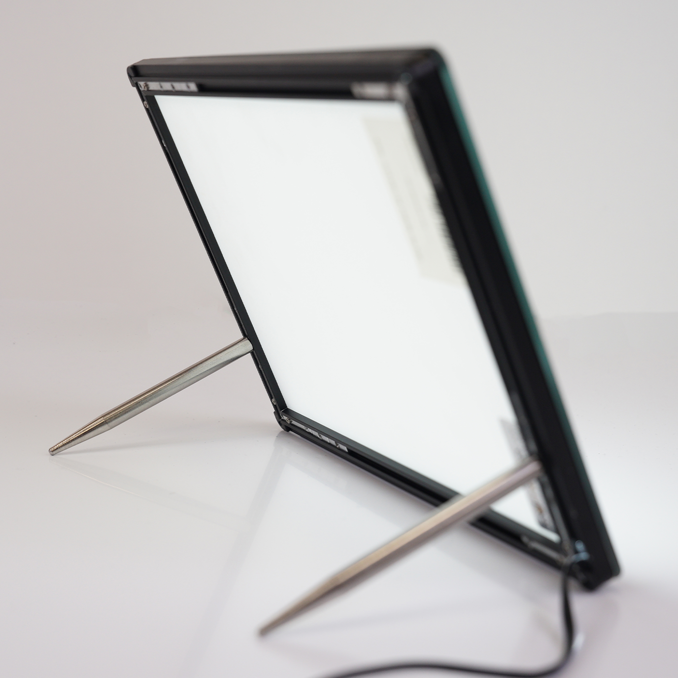 Ledmesee frame with print and screws